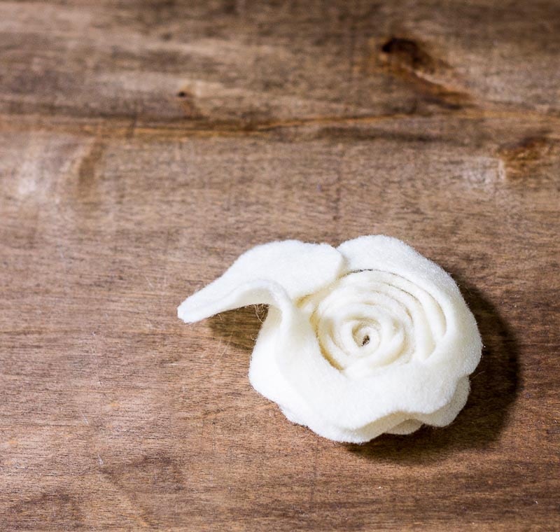 Steps to make a felt rosette flower.