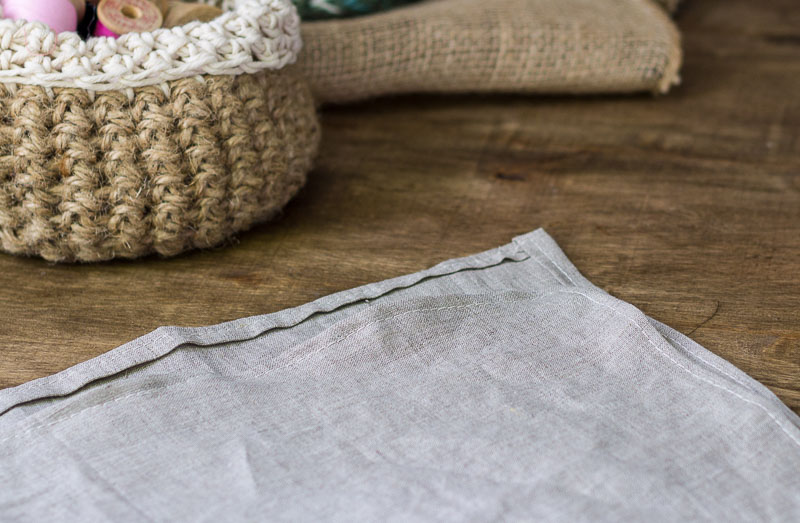 linen-napkins-folded-edge