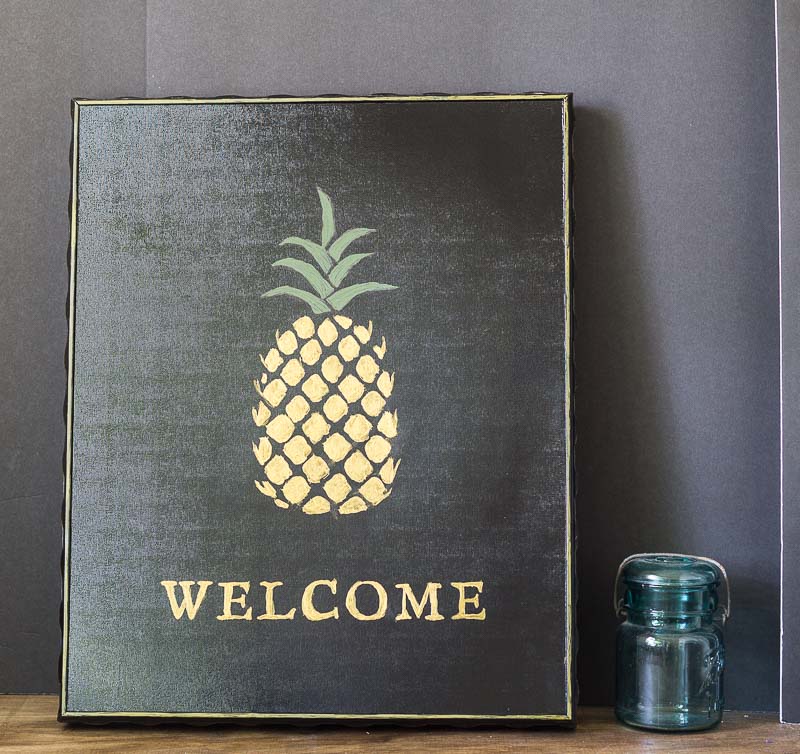 A pineapple welcome sign on a picture.