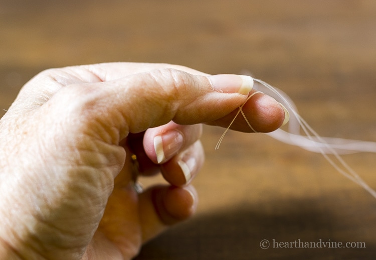 how to make a knot with thread.