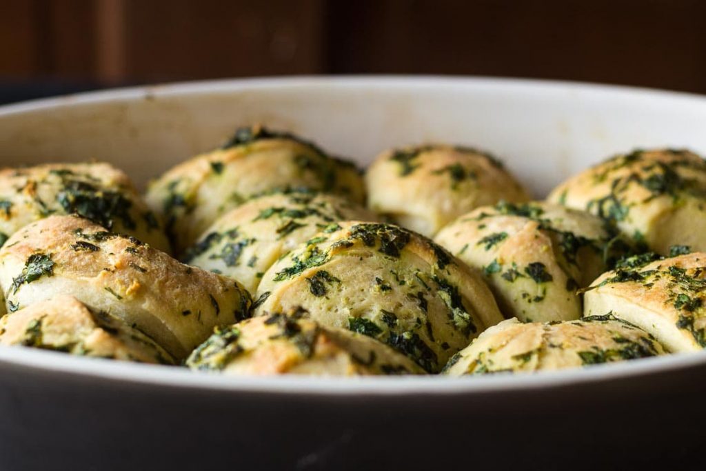 Kräuterbrötchen aus frischen Kräutern und Pizzateig.