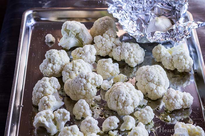 geroosterde bloemkool en knoflook op ovenschaal.