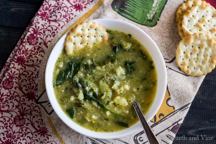 Geröstete Blumenkohl-Knoblauch-Spinat-Suppe.