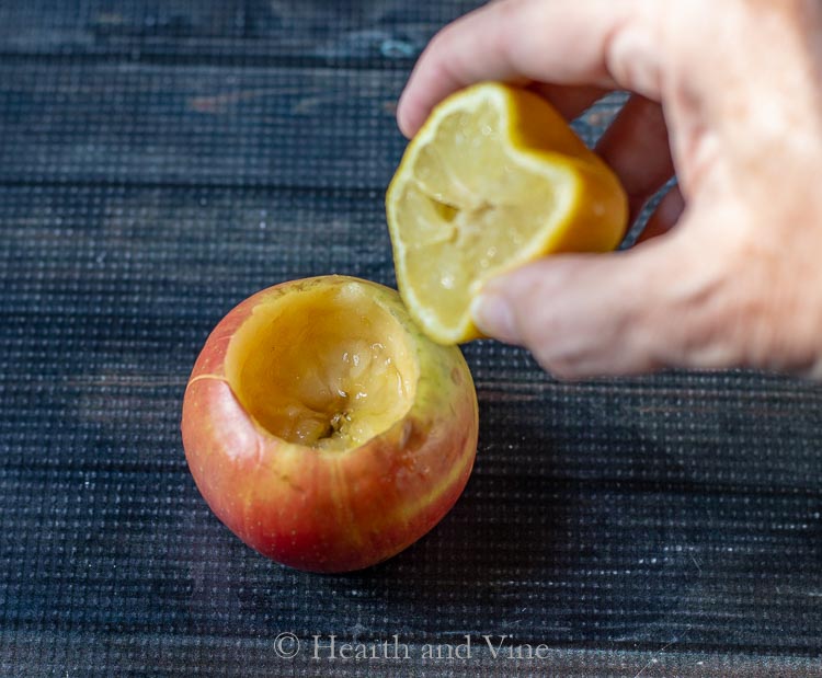 Lemon juice in apple