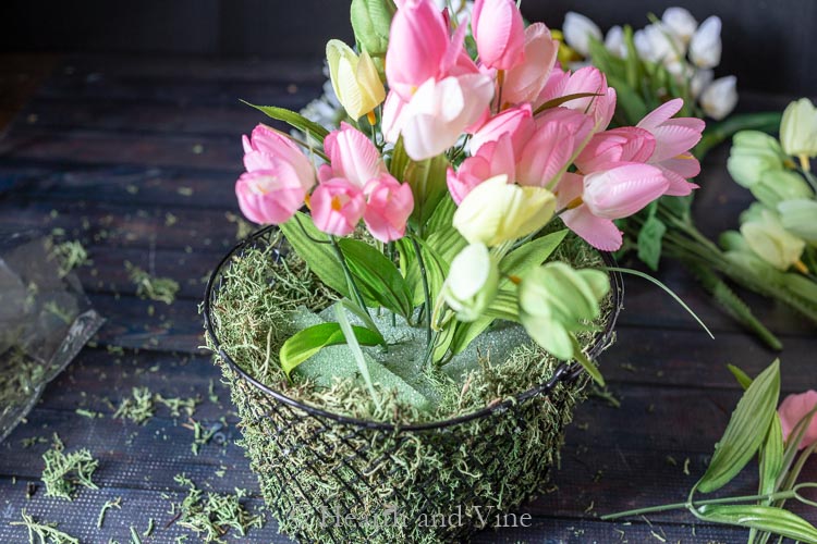 https://hearthandvine.com/wp-content/uploads/2019/03/placing-flowers-in-foam.jpg