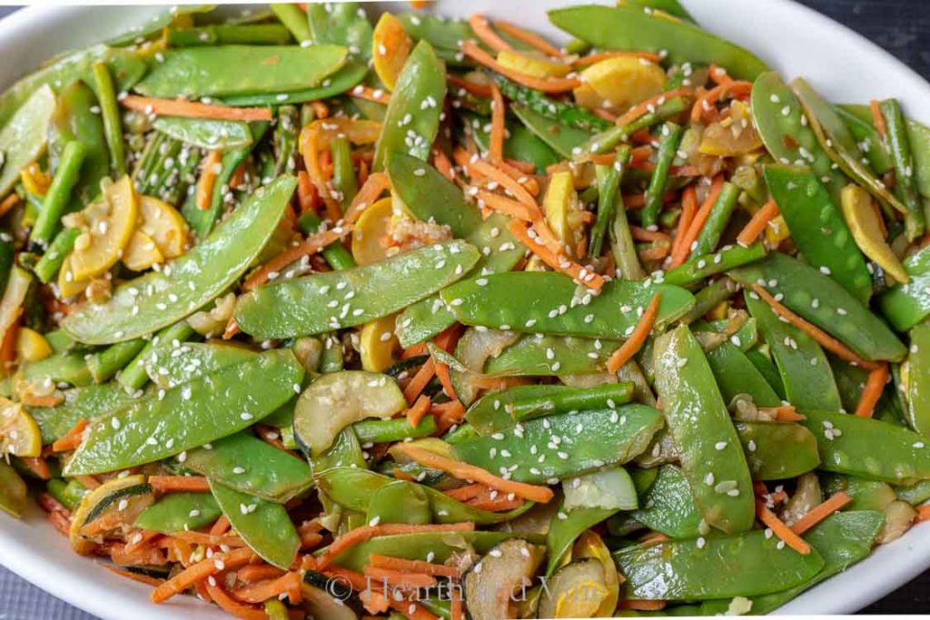 Snow peas, carrots and sesame seeds