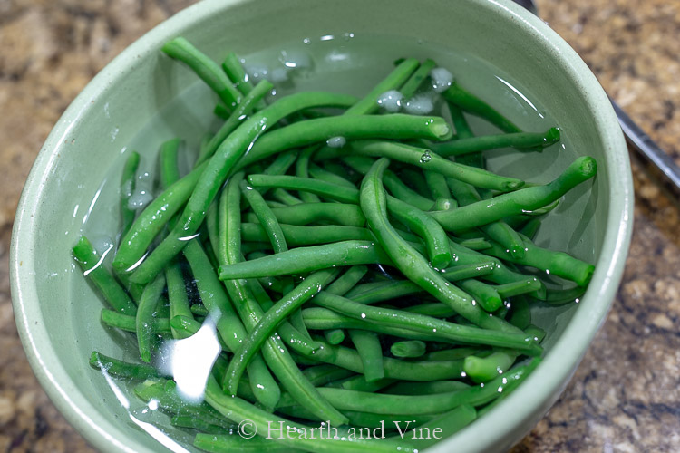 Blanching green beans in ice water