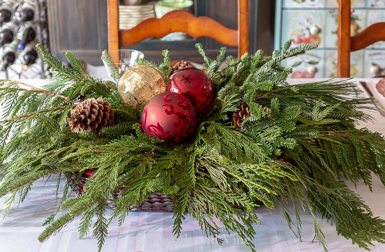 Natural Coastal Christmas Table Centerpiece Ideas with Evergreens