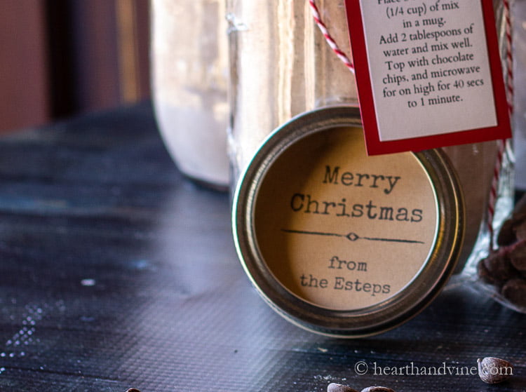 Mason jar lid with kraft paper label saying Merry Christmas.