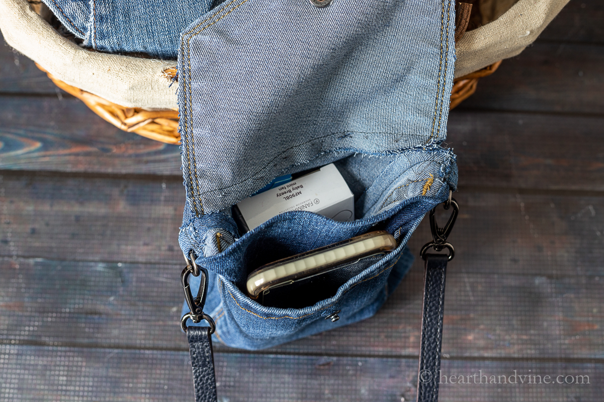 DIY Crossbody Bag by Recycling an Old Pair of Jeans