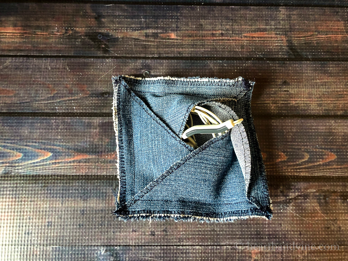 How to Make a Denim Pouch by Recycling Old Jeans