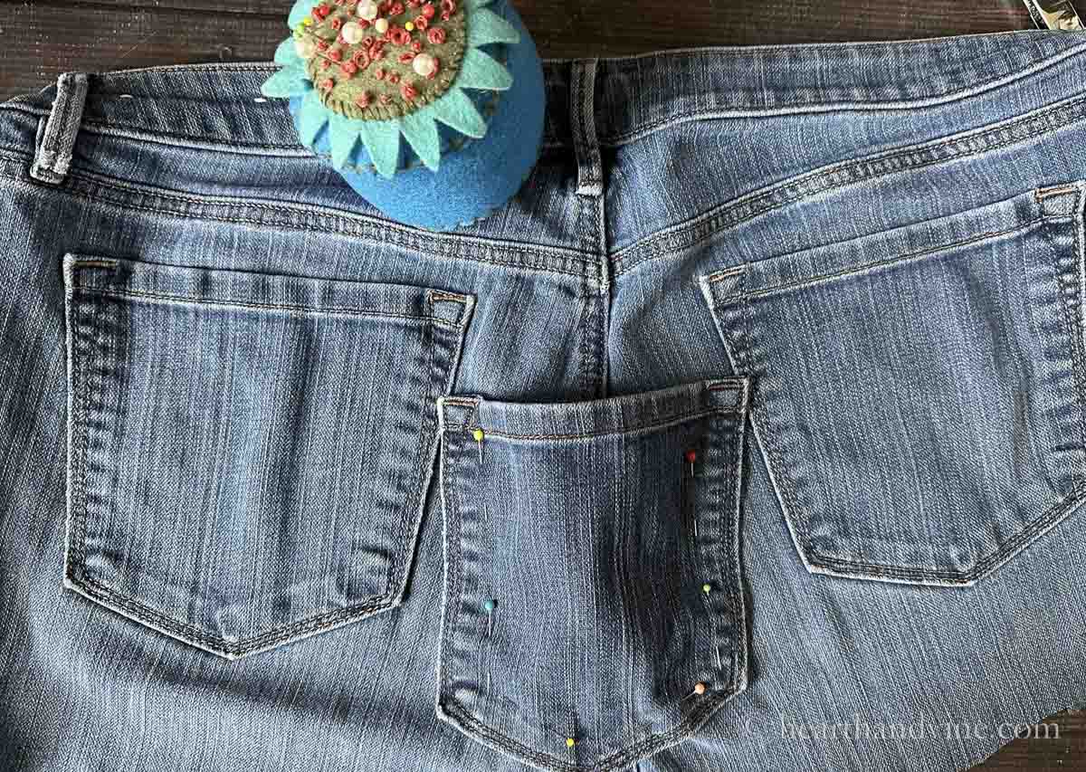 Extra pocket pinned between two packets on the back of jeans.