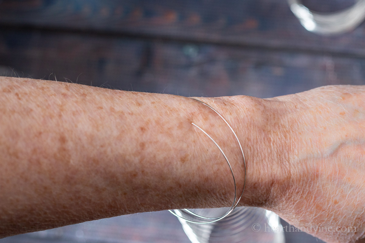 Memory wire around a wire for measurement.