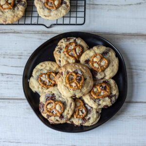 A full plate of chocolate chip caramel pretzel cookies.