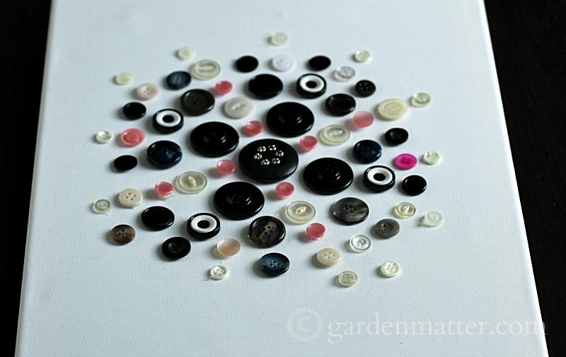 See how I made this cute flower with old buttons from my grandmothers sewing cabinet.