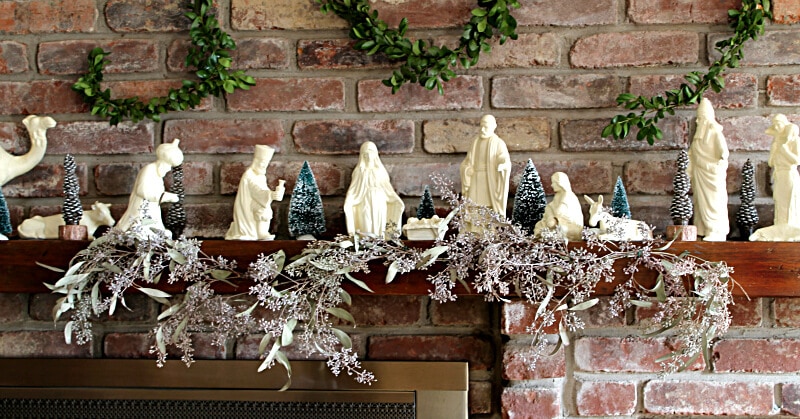 This tutorial for a seeded eucalyptus garland is easy to follow and can be used for a variety of fresh or dried plant materials.