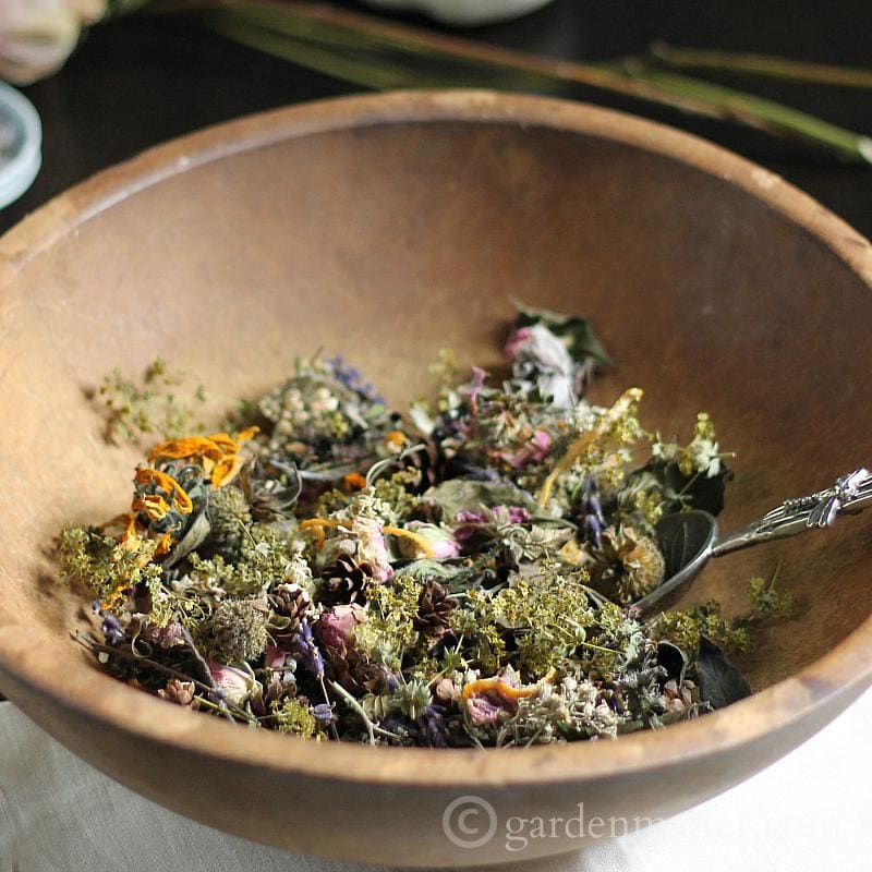 How to use herbs to make garden potpourri