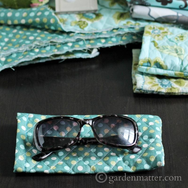 quilted sunglass case tutorial.